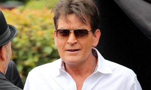 Charlie Sheen du dinh viet hoi ky ve nhung ngay nhiem HIV